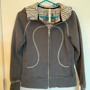 LuluLemon black and white sweatshirt